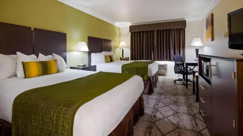 Bed in Best Western Executive Inn Bed in Best Western Executive Inn