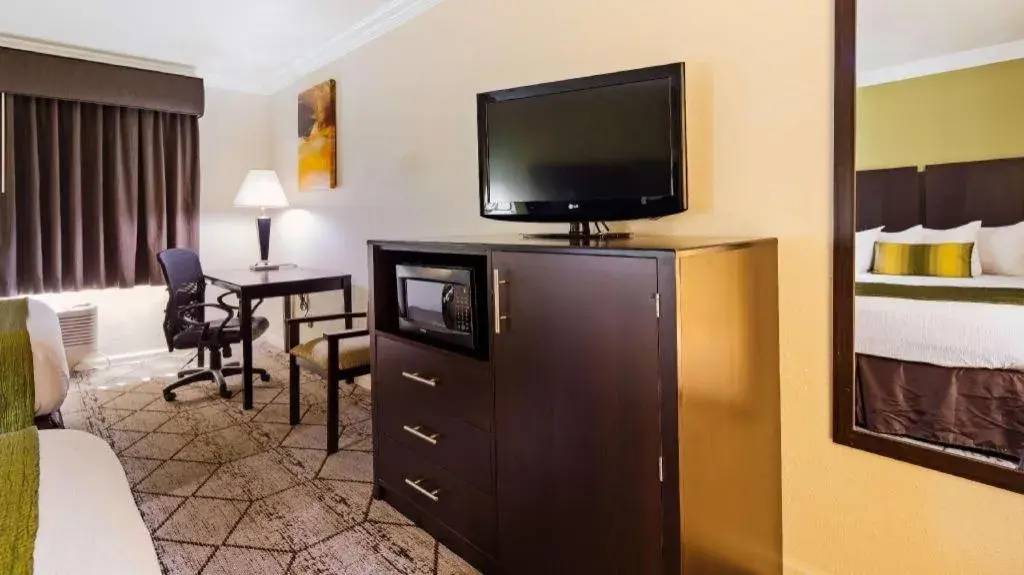 Bed in Best Western Executive Inn Bed in Best Western Executive Inn