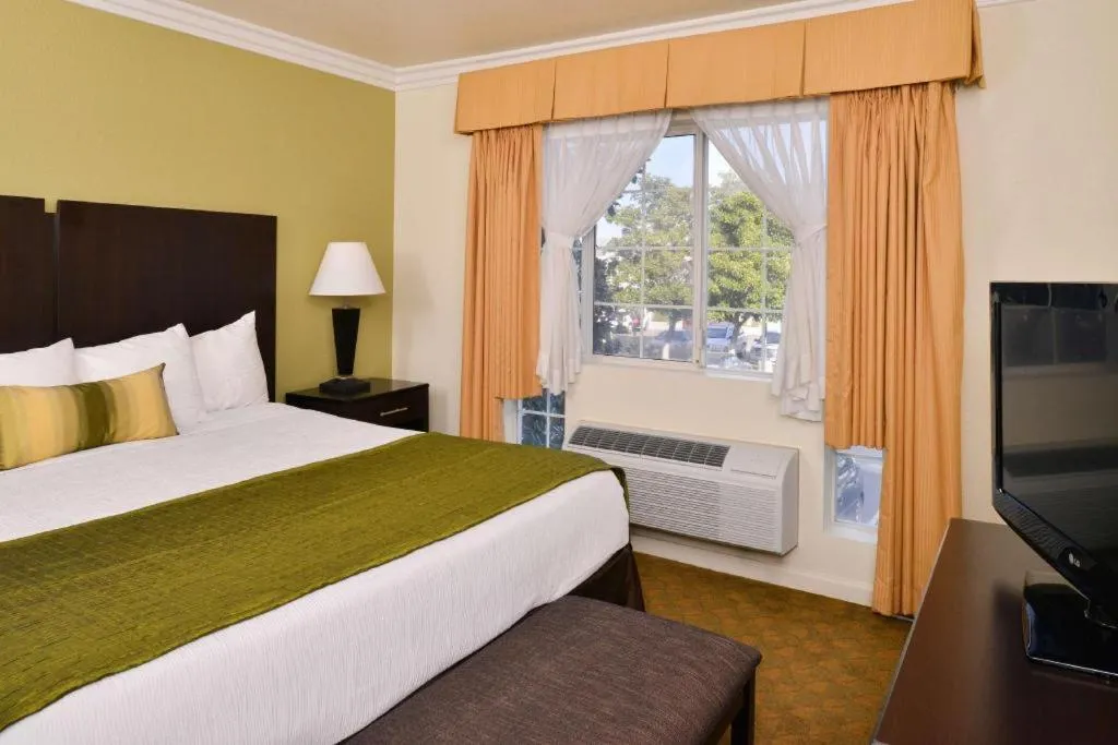 Bed in Best Western Executive Inn