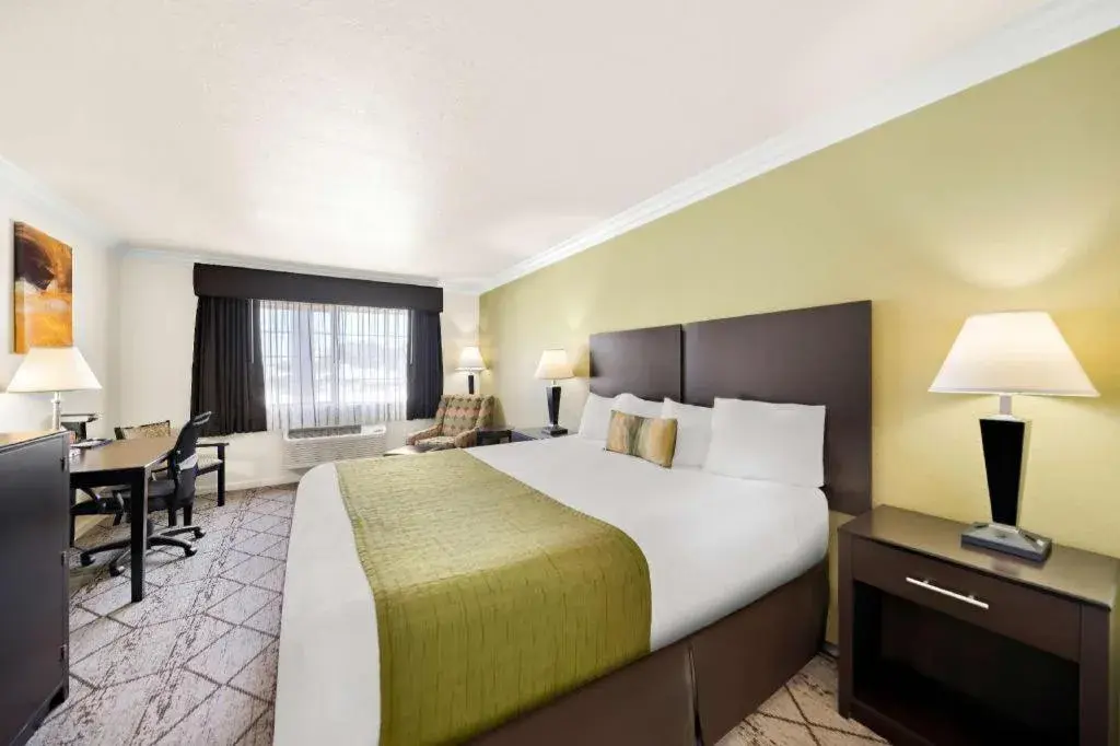 Bed in Best Western Executive Inn Bed in Best Western Executive Inn