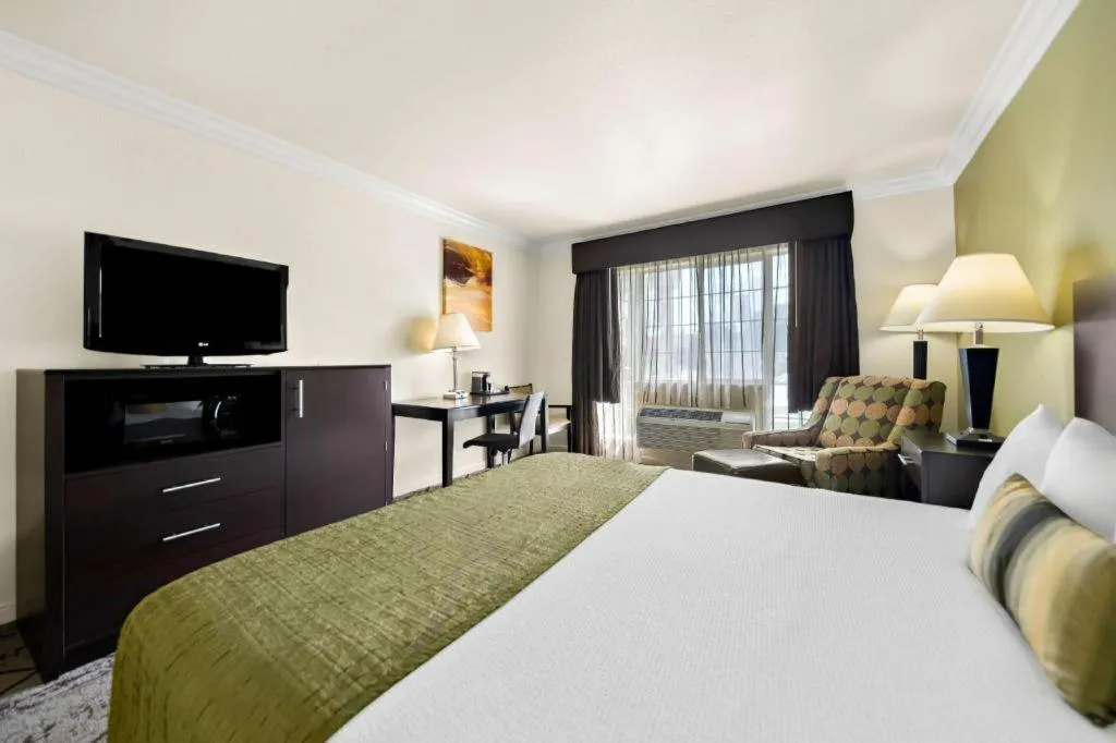 Bed in Best Western Executive Inn