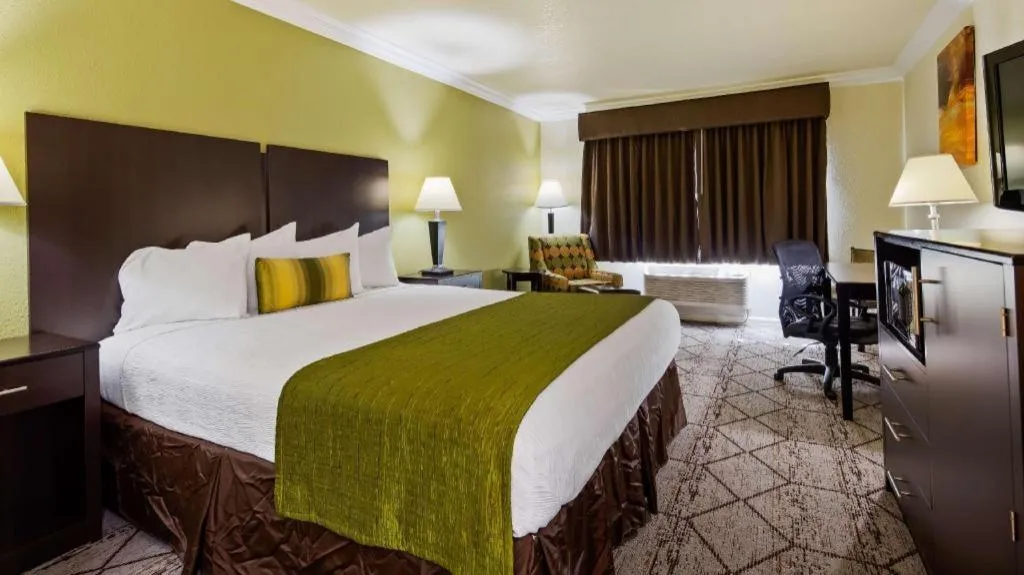 Bed in Best Western Executive Inn