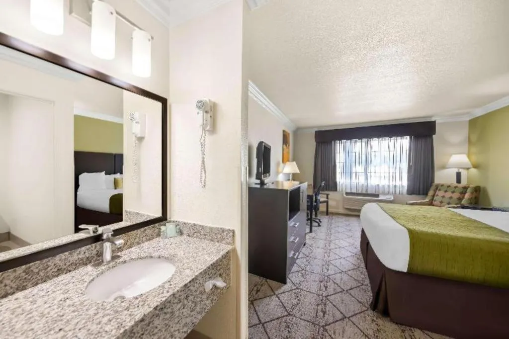 Bed in Best Western Executive Inn