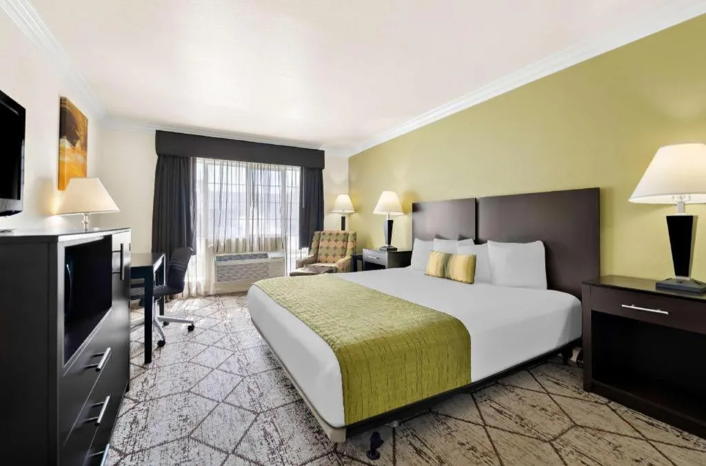 Bed in Best Western Executive Inn