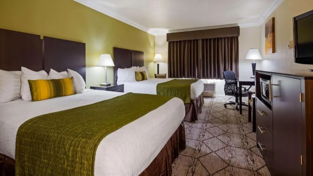 Bed in Best Western Executive Inn