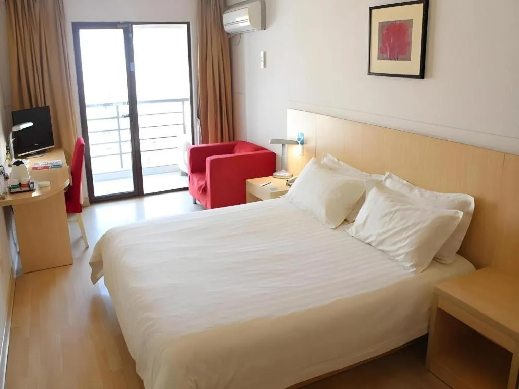 Bed in Jinjiang Inn Qingdao Development Zone Jinggangshan Rd.