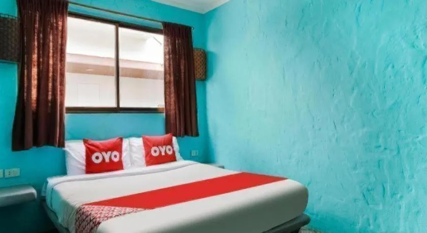 Bed in OYO 1103 Pirates House Hotel