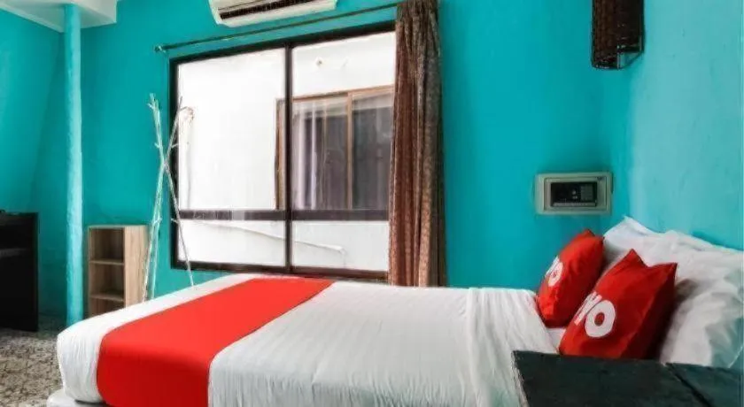 Bed in OYO 1103 Pirates House Hotel