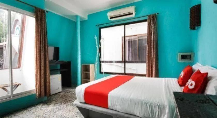 Bed in OYO 1103 Pirates House Hotel