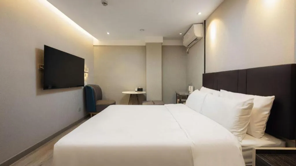 Bed in Magnotel Shanghai Maglev Station