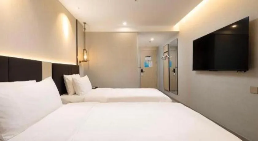 Bed in Magnotel Shanghai Maglev Station