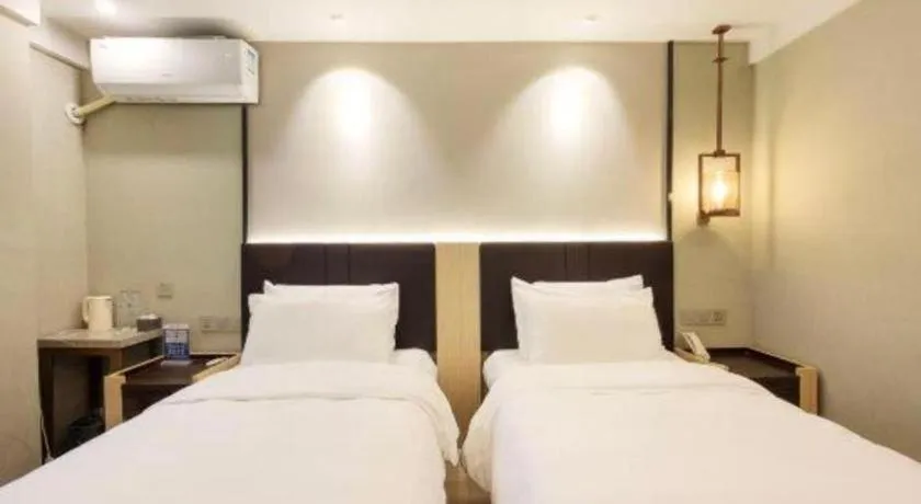 Bed in Magnotel Shanghai Maglev Station