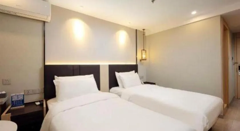 Bed in Magnotel Shanghai Maglev Station