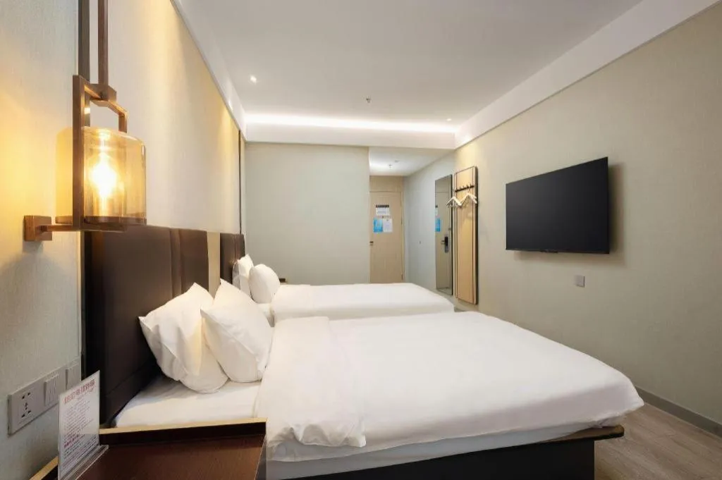 Bed in Magnotel Shanghai Maglev Station