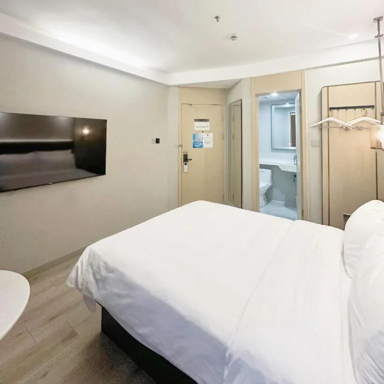 Bed in Magnotel Shanghai Maglev Station