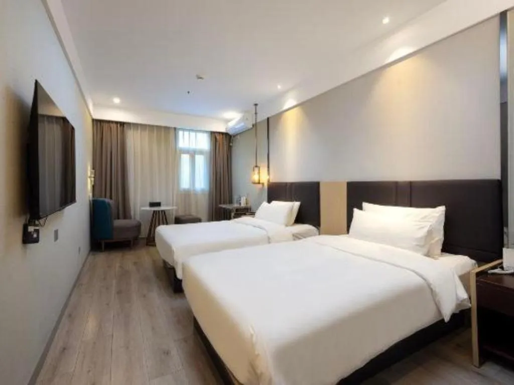 Bed in Magnotel Shanghai Maglev Station