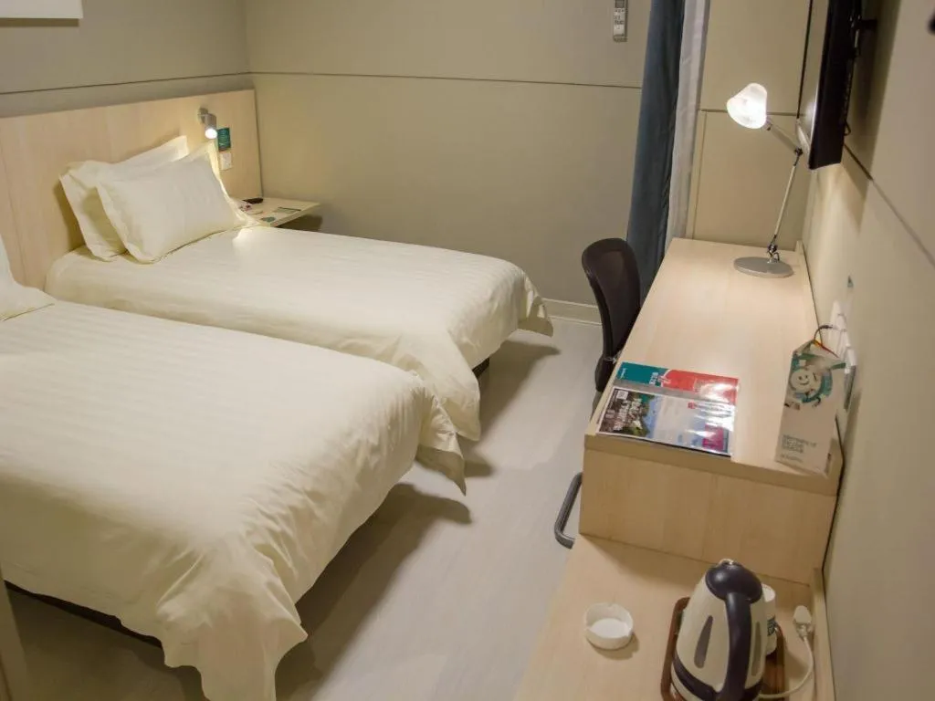 Bed in Magnotel Shanghai Maglev Station