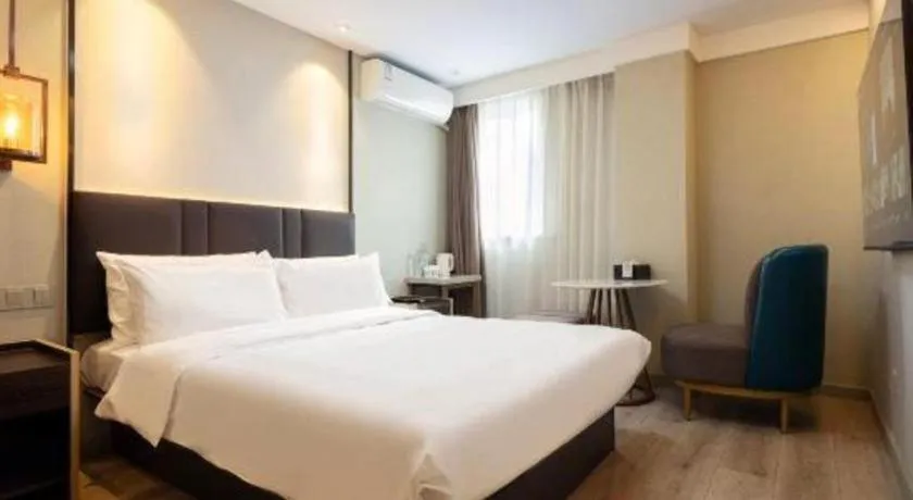 Bed in Magnotel Shanghai Maglev Station