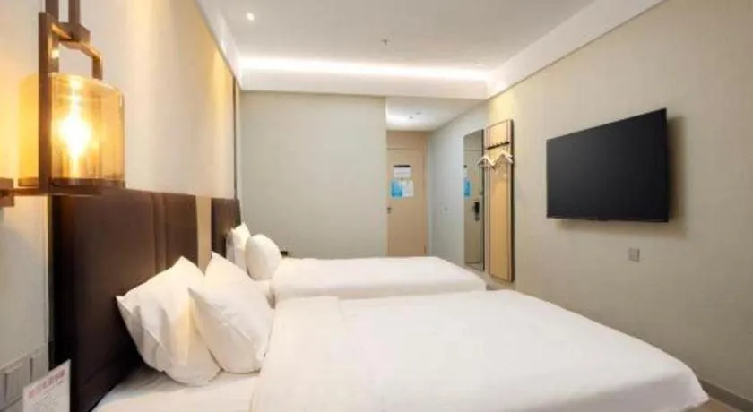 Bed in Magnotel Shanghai Maglev Station