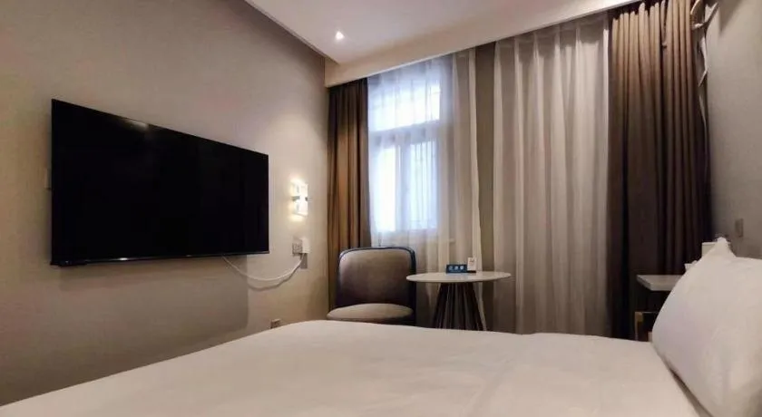 Bed in Magnotel Shanghai Maglev Station