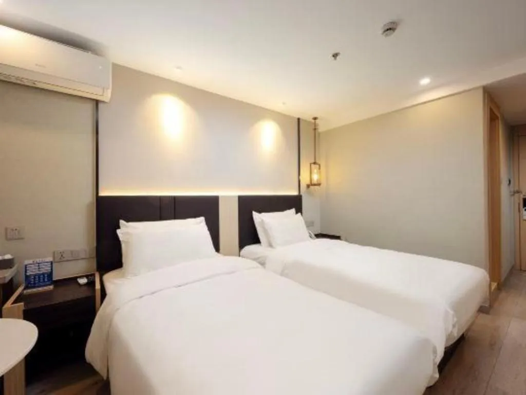 Bed in Magnotel Shanghai Maglev Station