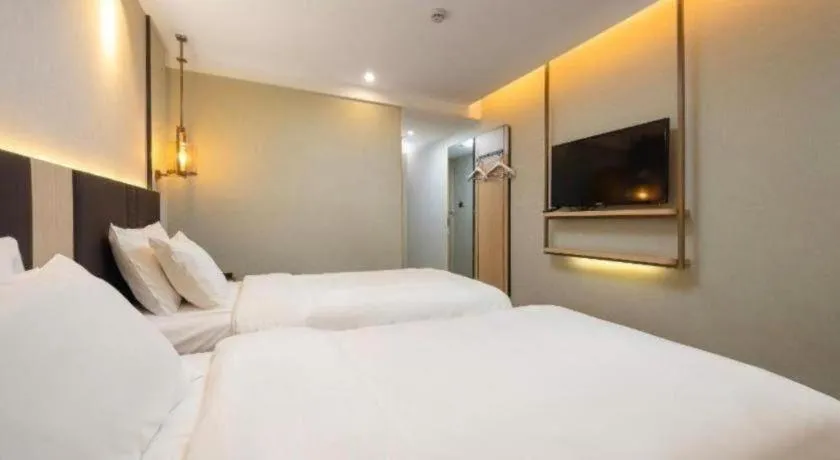 Bed in Magnotel Shanghai Maglev Station