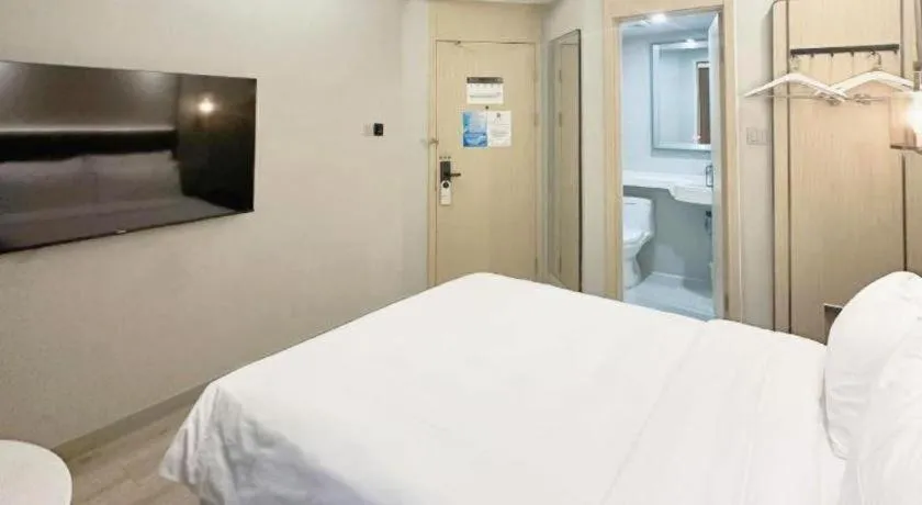 Bed in Magnotel Shanghai Maglev Station