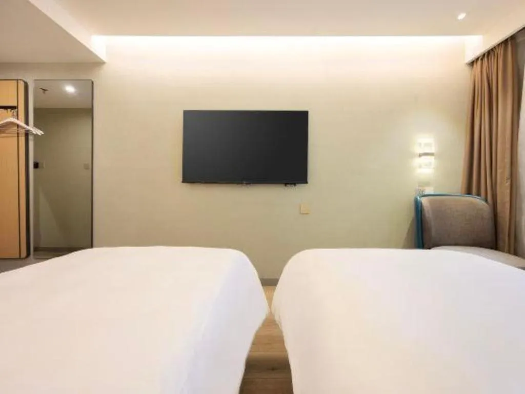 Bed in Magnotel Shanghai Maglev Station