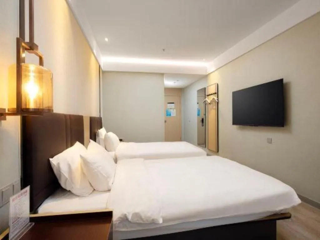 Bed in Magnotel Shanghai Maglev Station