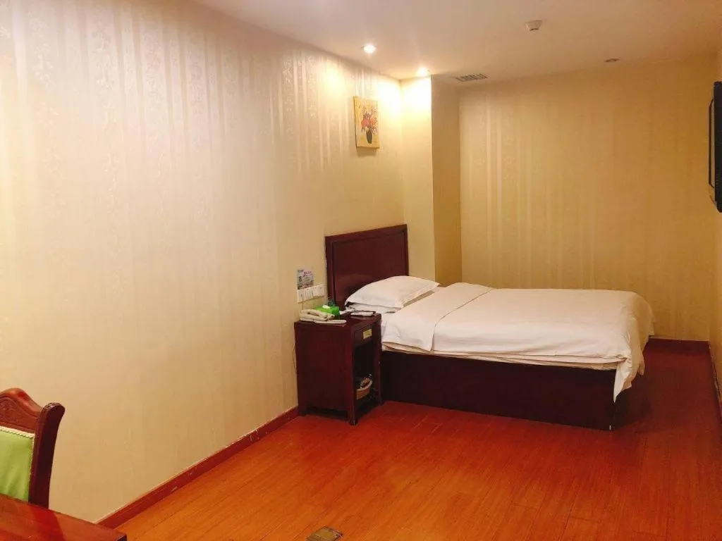 Bed in GreenTree Inn Suzhou Shengze Hotel