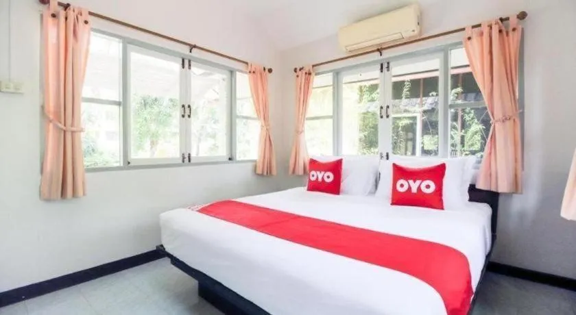 Bed in OYO 606 Baan Suansabai Pleanpanmai Resort Amphawa