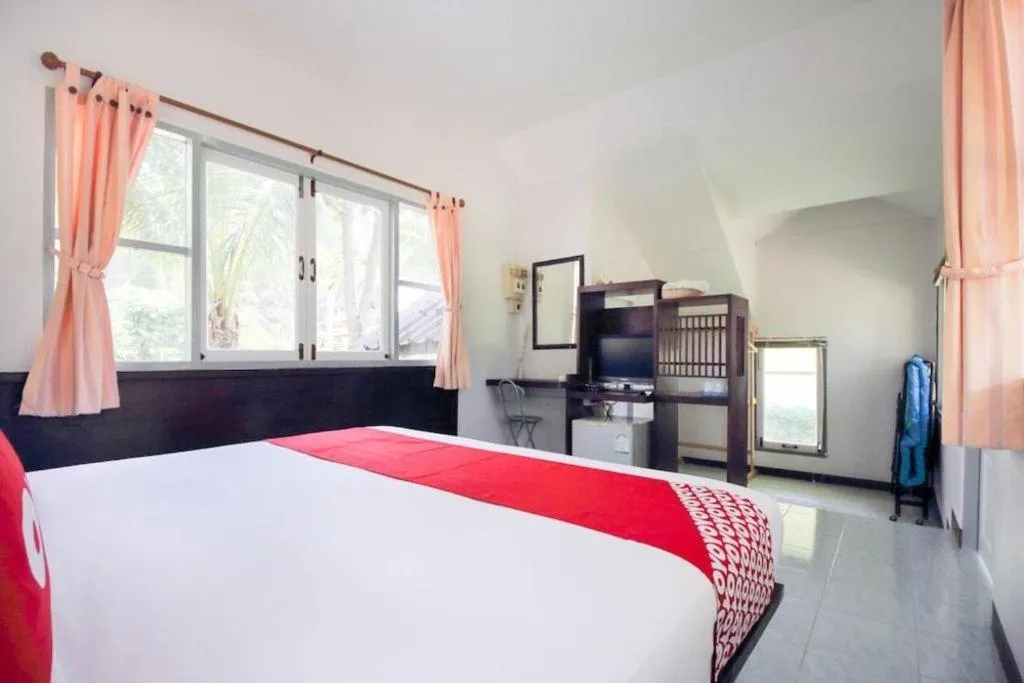 Bed in OYO 606 Baan Suansabai Pleanpanmai Resort Amphawa