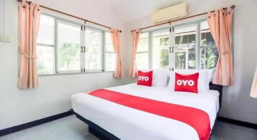 Bed in OYO 606 Baan Suansabai Pleanpanmai Resort Amphawa