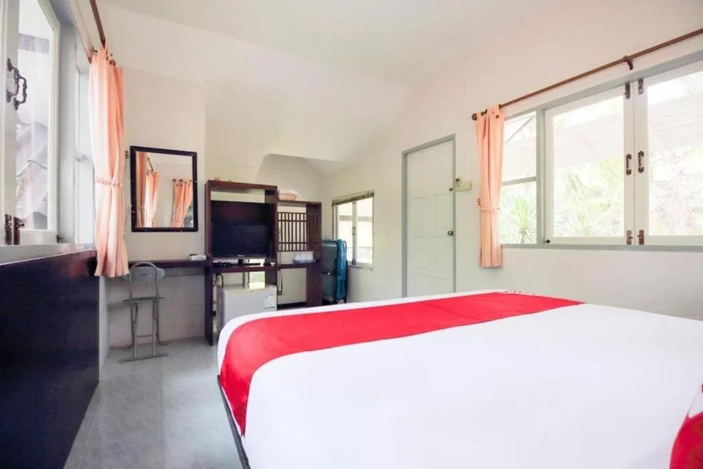 Bed in OYO 606 Baan Suansabai Pleanpanmai Resort Amphawa