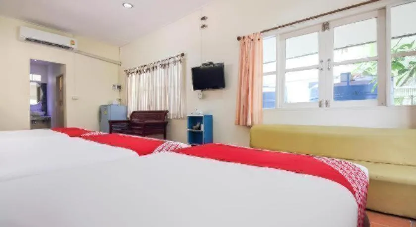 Bed in OYO 606 Baan Suansabai Pleanpanmai Resort Amphawa