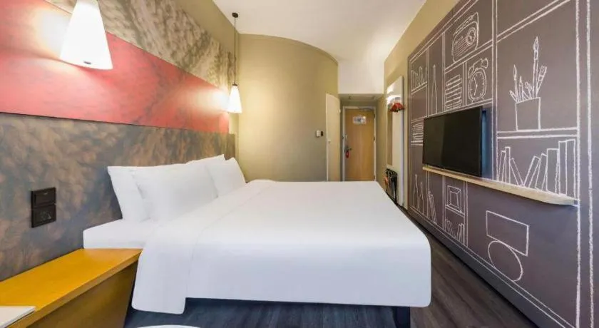 Bed in Ibis Shanghai Expo Dongming Road Metro Station