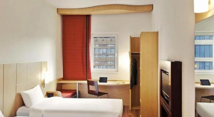 Bed in Ibis Shanghai Expo Dongming Road Metro Station