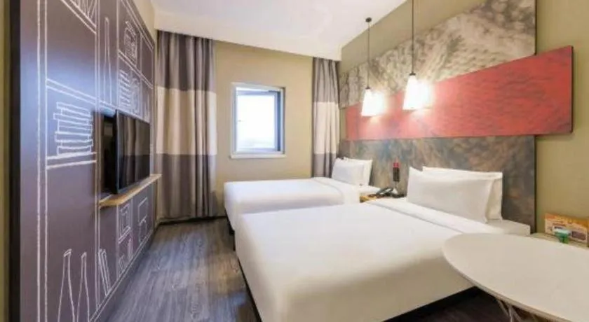 Bed in Ibis Shanghai Expo Dongming Road Metro Station