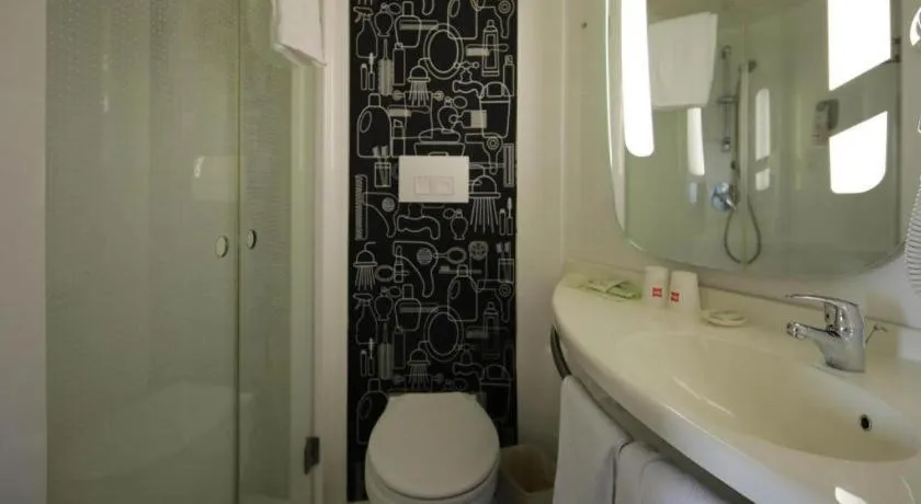 Ibis Shanghai Expo Dongming Road Metro Station