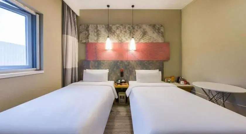 Bed in Ibis Shanghai Expo Dongming Road Metro Station Bed in Ibis Shanghai Expo Dongming Road Metro Station