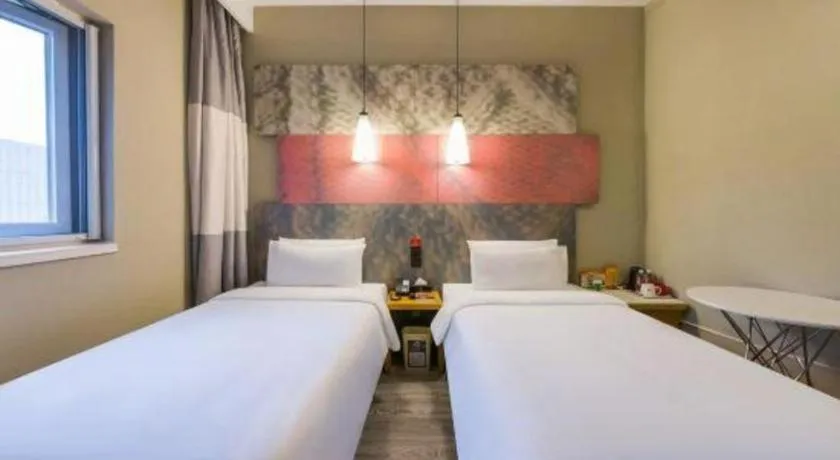 Bed in Ibis Shanghai Expo Dongming Road Metro Station