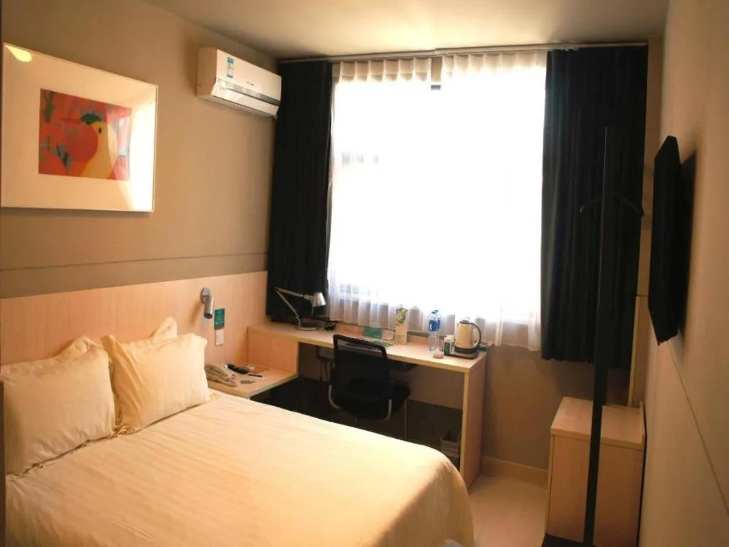 Bed in Jinjiang Inn Jinan Shimao Kuanhouli Quancheng Road