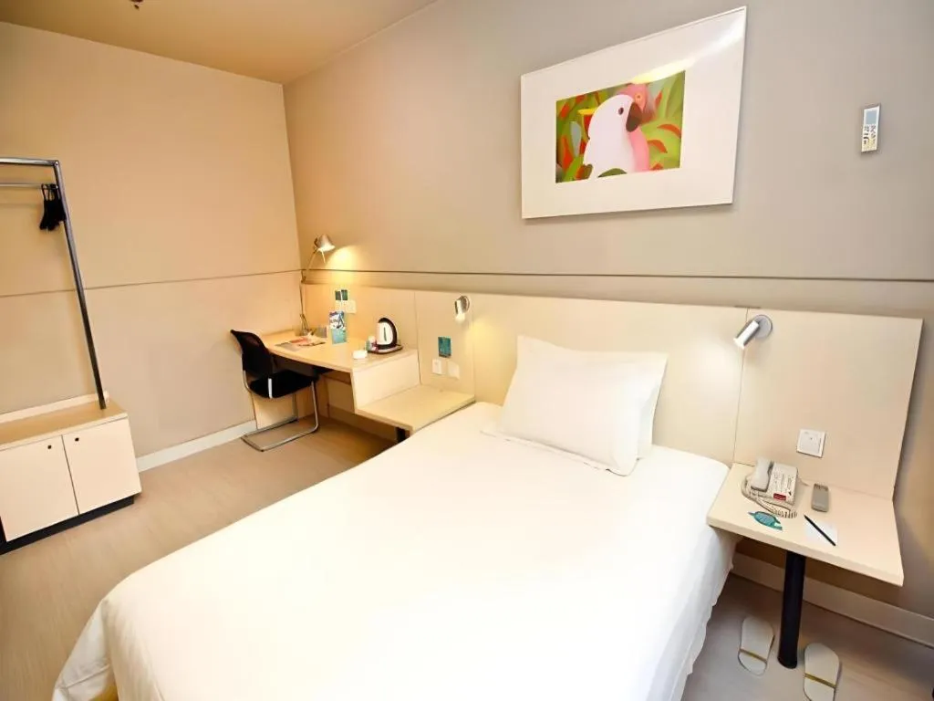 Bed in Jinjiang Inn Jinan Shimao Kuanhouli Quancheng Road