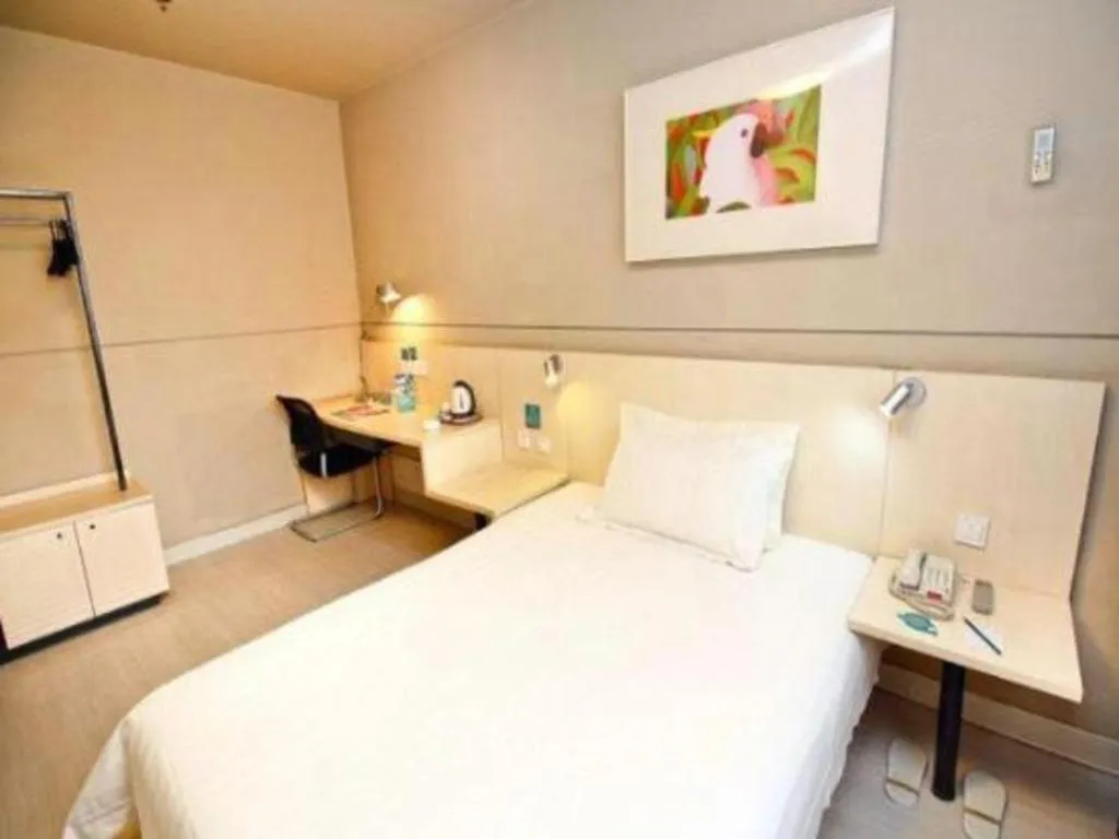 Bed in Jinjiang Inn Jinan Shimao Kuanhouli Quancheng Road