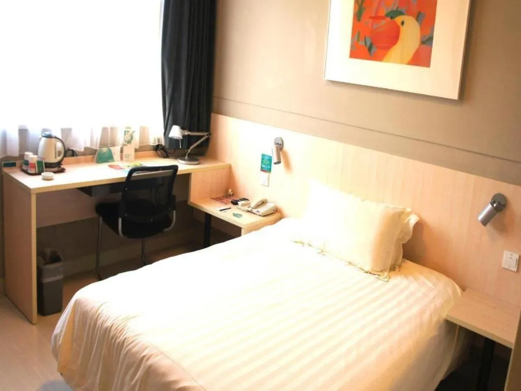 Bed in Jinjiang Inn Jinan Shimao Kuanhouli Quancheng Road