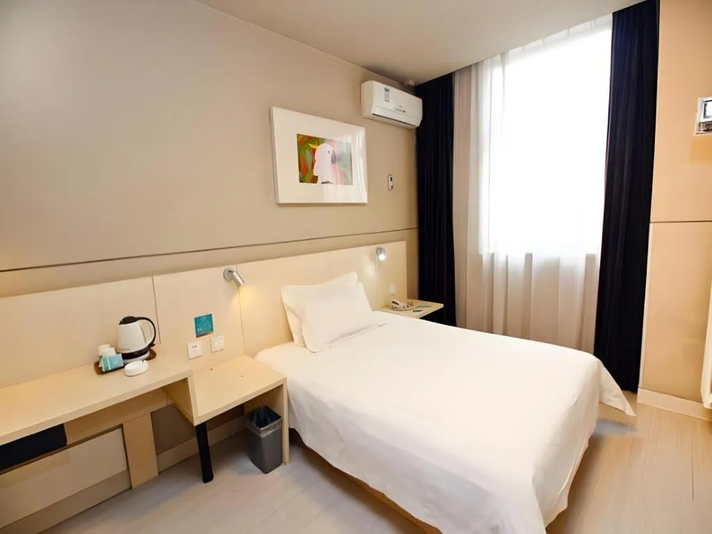 Bed in Jinjiang Inn Jinan Shimao Kuanhouli Quancheng Road