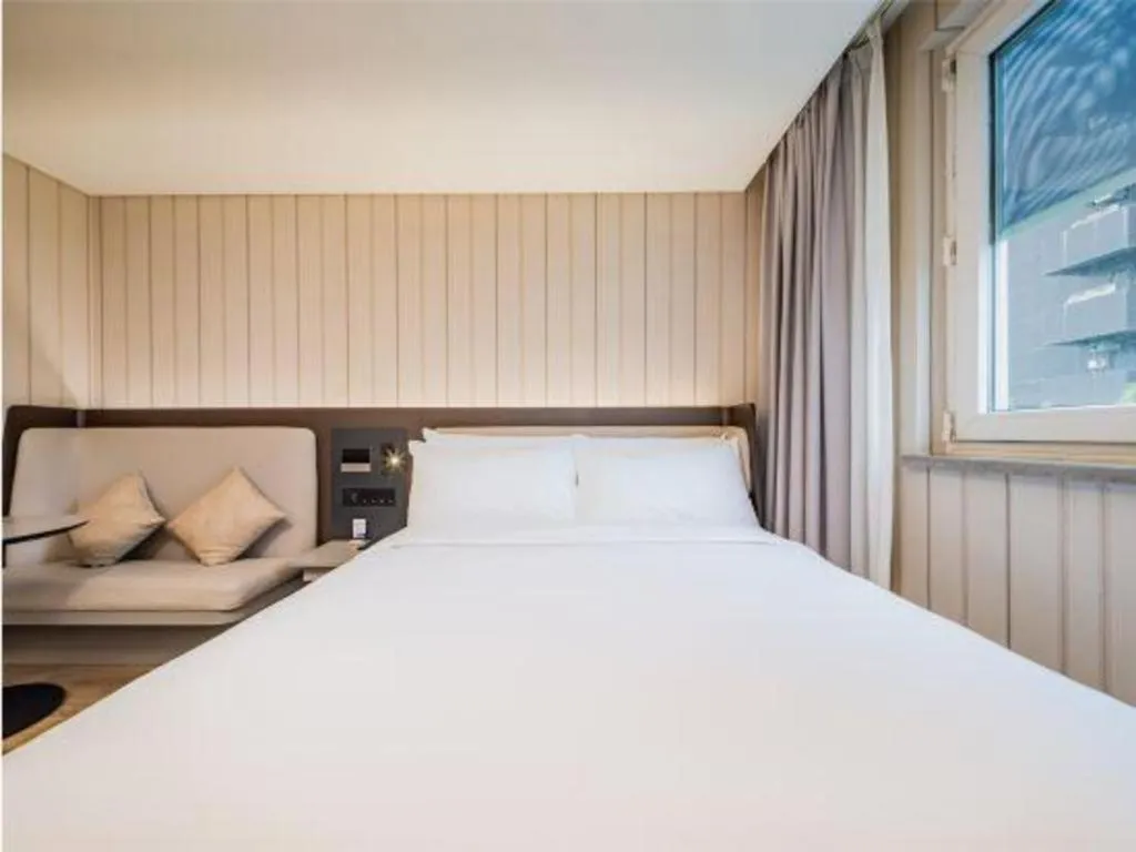 Bed in Ibis Chengdu Yongfeng Hotel