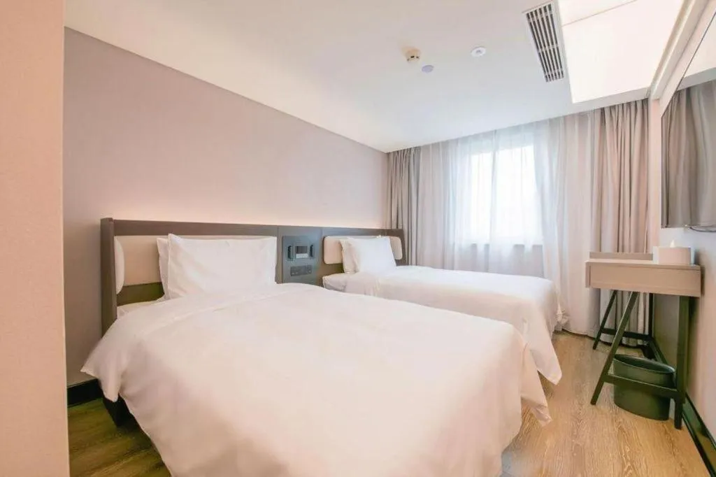 Bed in Ibis Chengdu Yongfeng Hotel