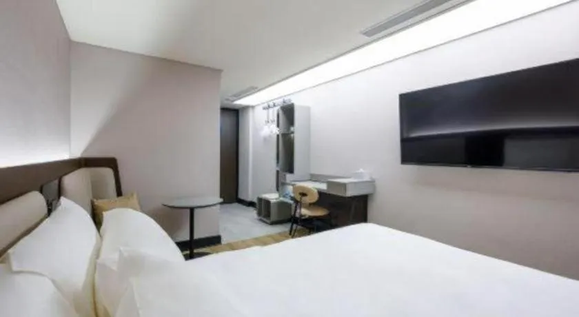 Bed in Ibis Chengdu Yongfeng Hotel