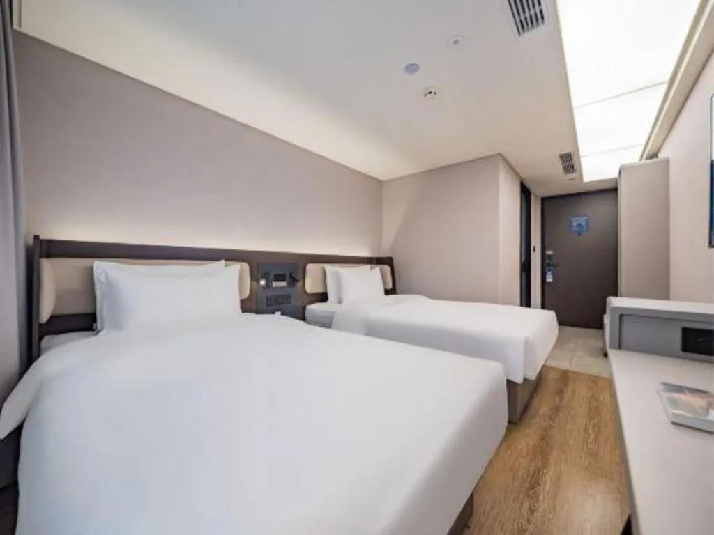 Bed in Ibis Chengdu Yongfeng Hotel